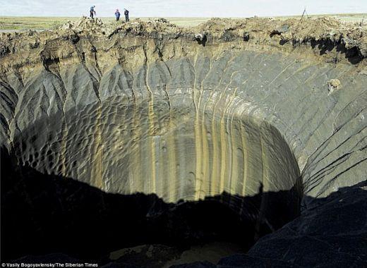Това е гърлото на дупката, което е идеално гладко и показва, че земята е потънала в земята.
