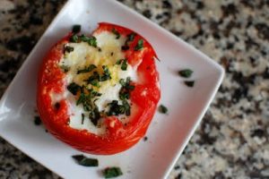 Да, тази рецепта за пържени червени домати с яйца изглежда доста семпла, но става чудно вкусна