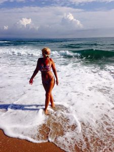 55-годишна красавица сред морските вълни