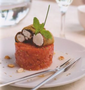 италианска салата с червени и сини домати