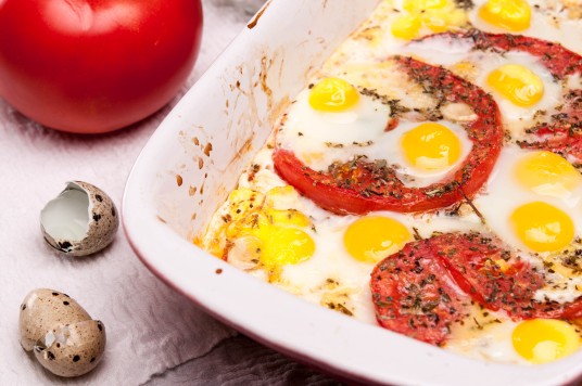 пъдпъдъчи яйца върху домати по провансалски