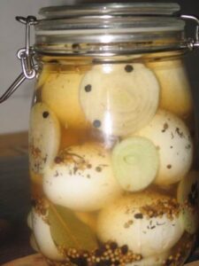 мариновани варени яйца